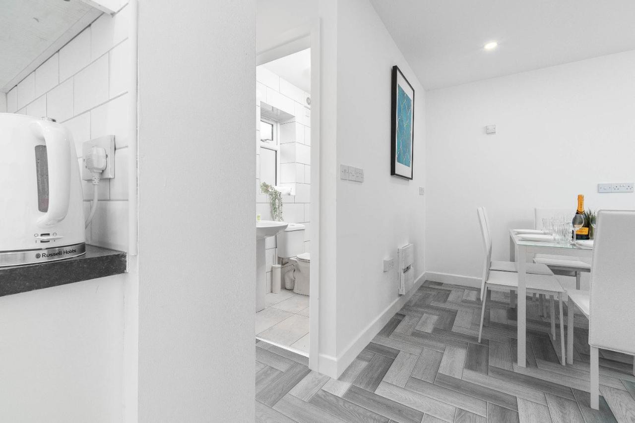 5 Bedroom House - 10 Guests - Multiple Off Street Parking - Garden - Smart Tv - Wifi - Contractors - Families - Groups Birmingham Esterno foto